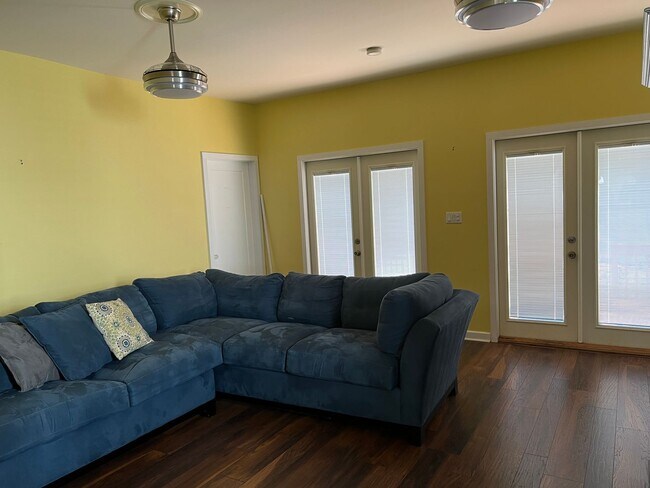 Building Photo - Woodlawn home 3/3/2 Available Now