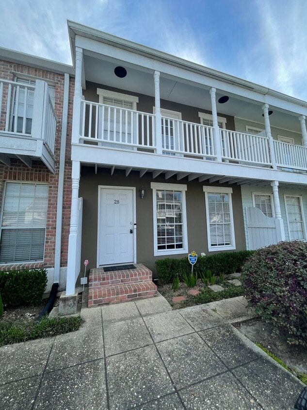 Primary Photo - 2 Bedroom Townhouse Near Southdowns & the ...