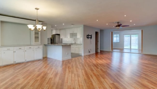 Building Photo - 1462 Roosevelt Blvd