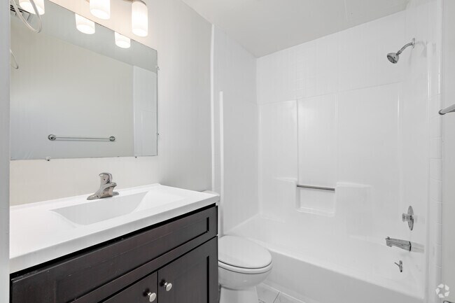 2 habitaciones, 2 baños - 1138 pies cuadrados - Baño principal - Carriage House
