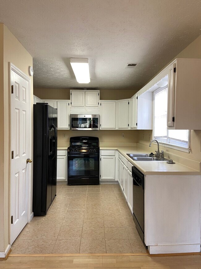Kitchen - 4695 Hampton Square Dr
