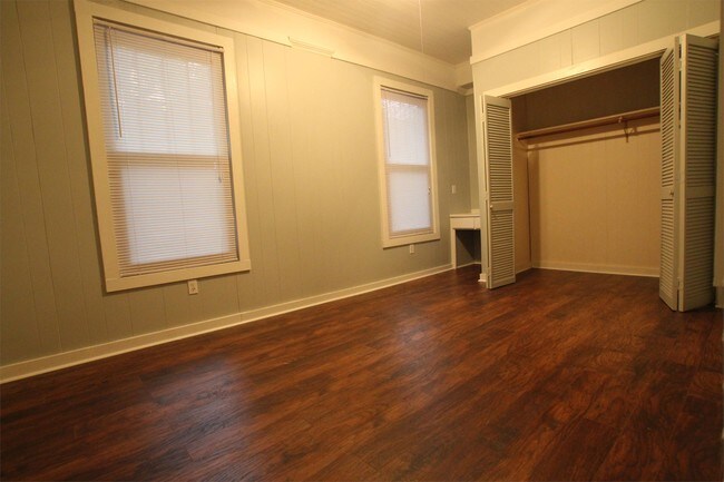 Building Photo - 15 E Victory Dr