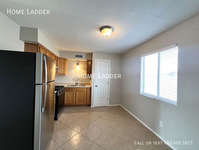 Building Photo - 3 Bed Residence with Fenced Yard in Eloy!