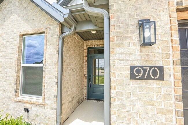 Building Photo - 970 Moksha St