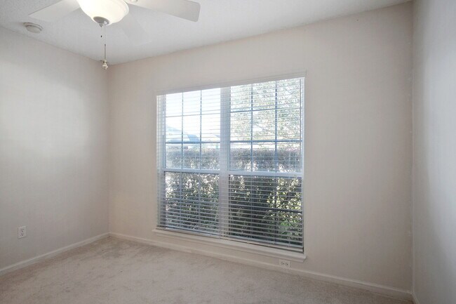 Foto del edificio - 1200 Woodchurch Ln