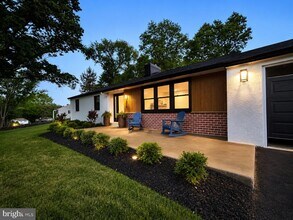 Building Photo - 800 Falcon Ln