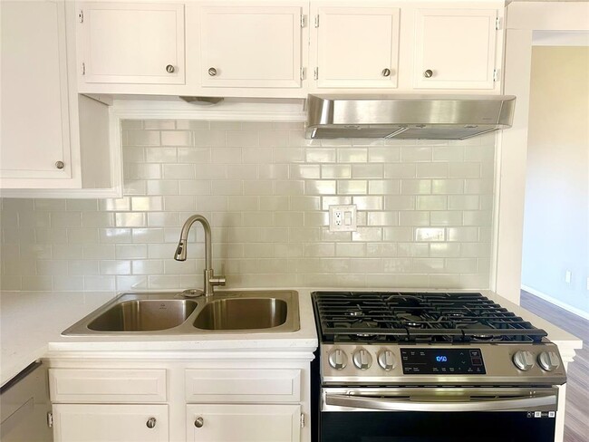 Building Photo - 600 E 46th St