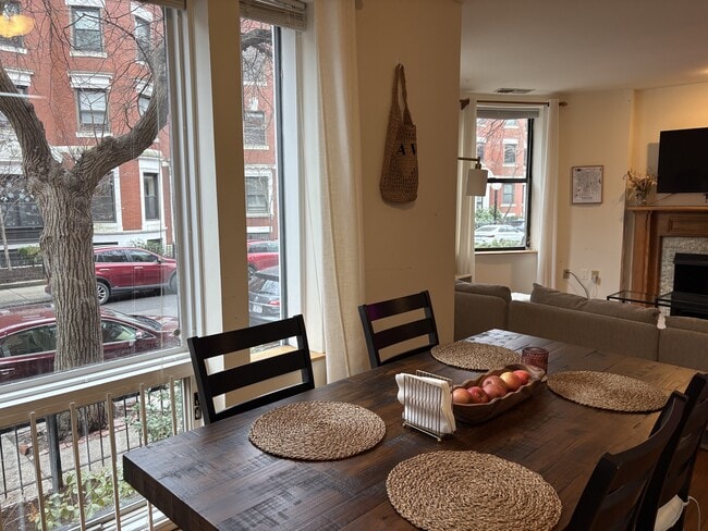 Building Photo - 87 Gainsborough St