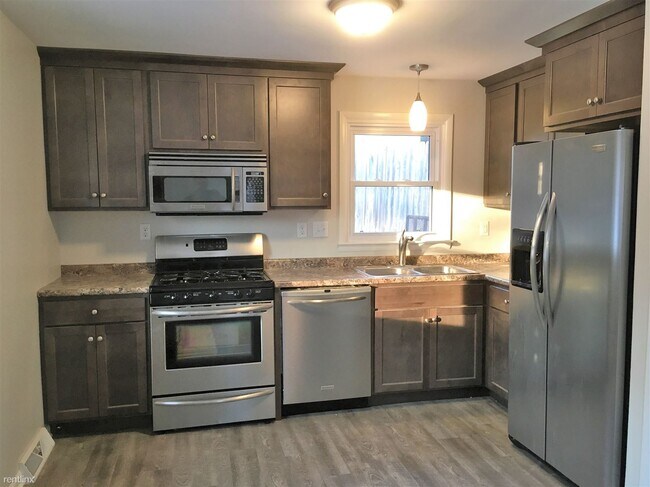 Building Photo - 3 br, 1 bath House - 5256 Larkin Ave NE