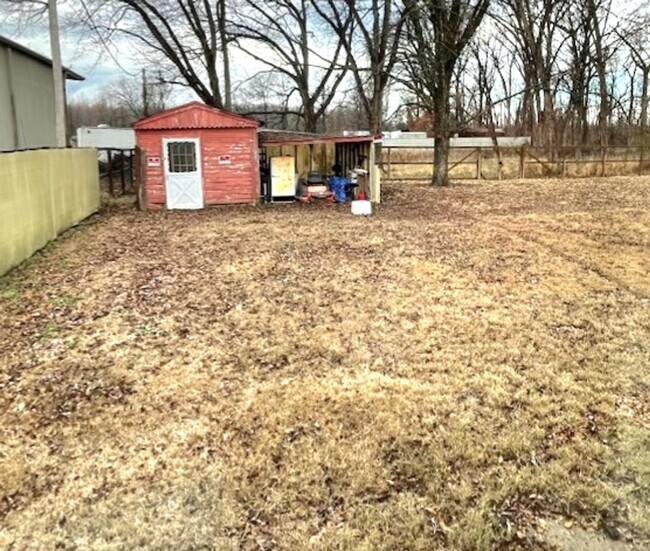 Building Photo - Cute bungalow in the heart of everything! Updated!