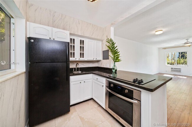 Foto del edificio - 9720 W Bay Harbor Dr