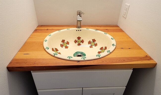 Building Photo - 201 E Chambers St