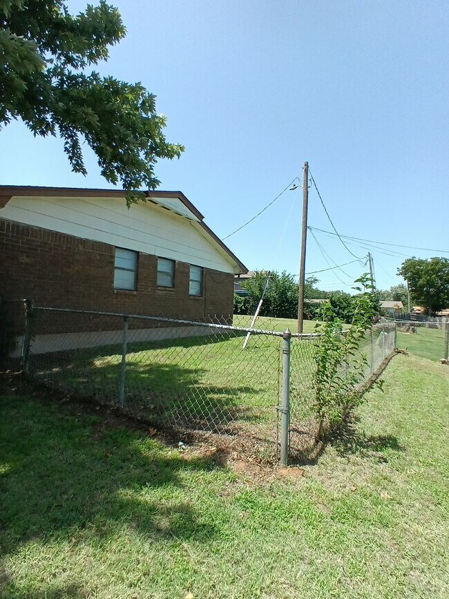 Foto del edificio - 107 W Campbell Dr