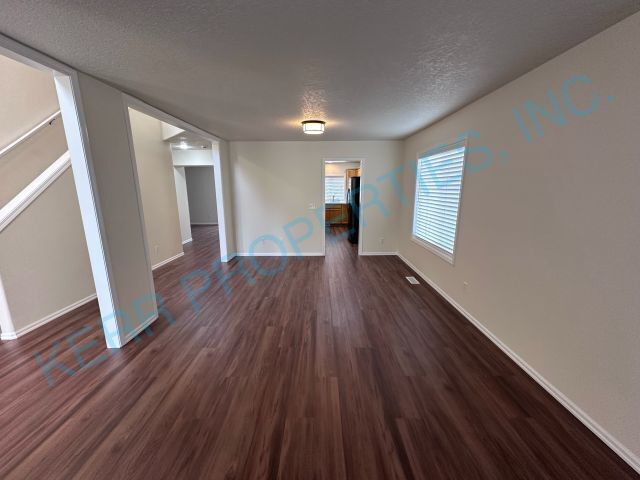 Foto del edificio - Spacious 4-Bed Oasis with 2.5 Baths in Cla...