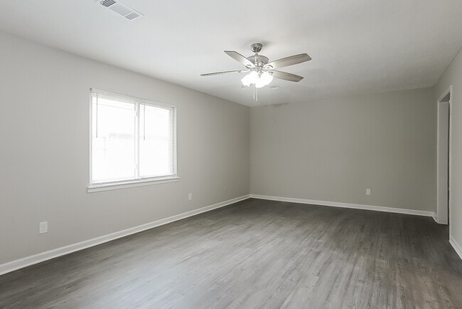 Foto del edificio - 4072 Old Trail Rd W
