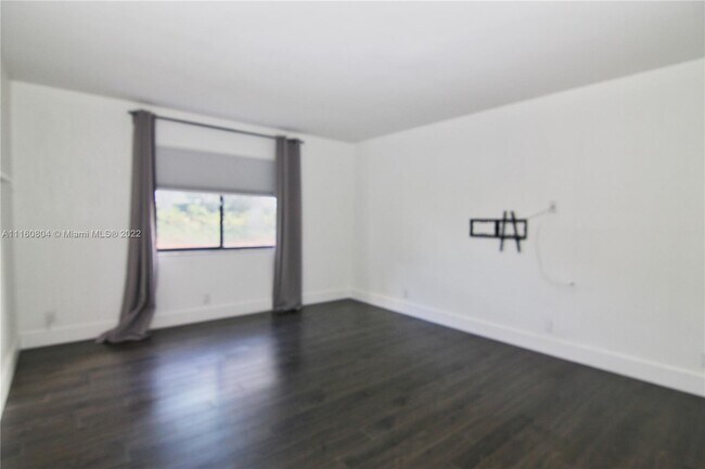Foto del edificio - 290 Racquet Club Rd