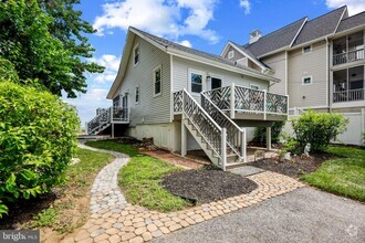 Building Photo - 2130 Lake Dr