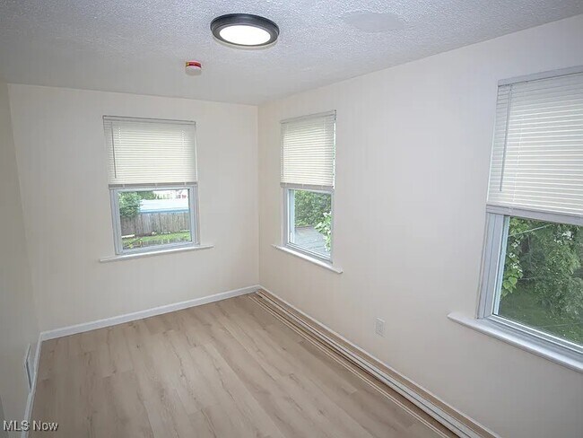 Foto del edificio - 3219 W 86th St