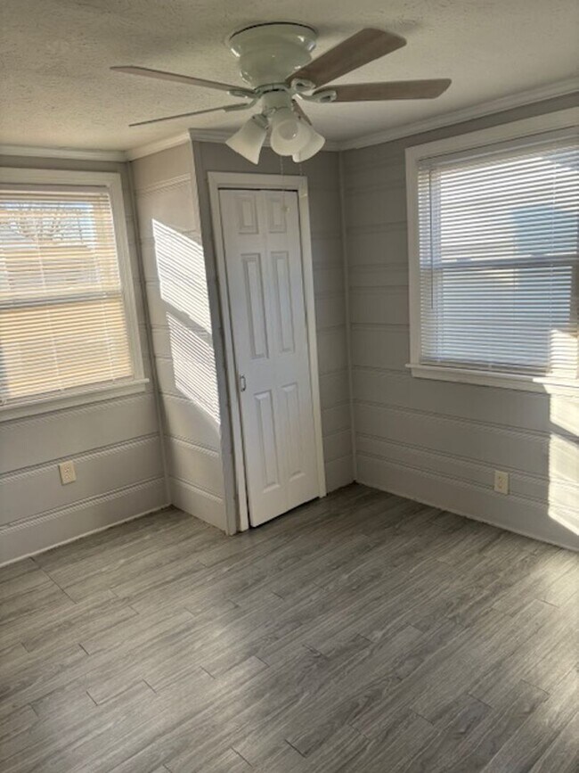 Building Photo - Charming 2 Bedroom 1 Bath Home