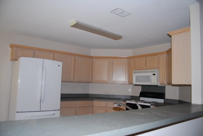 Building Photo - 17336 Meadowbrook Dr