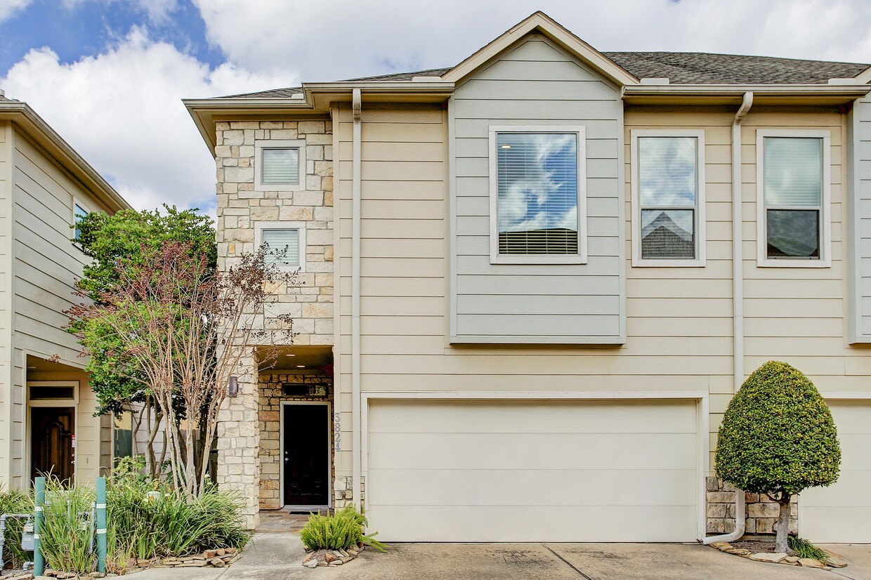 Foto principal - 3824 Center Plaza Dr