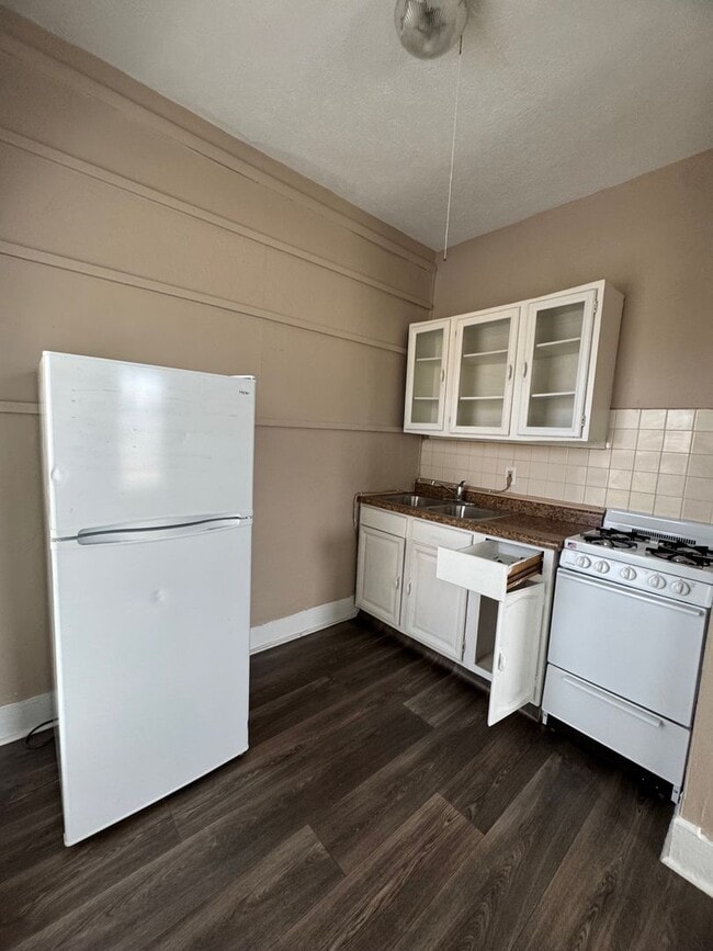 Building Photo - EVH Rentals (1049 Park Ave)
