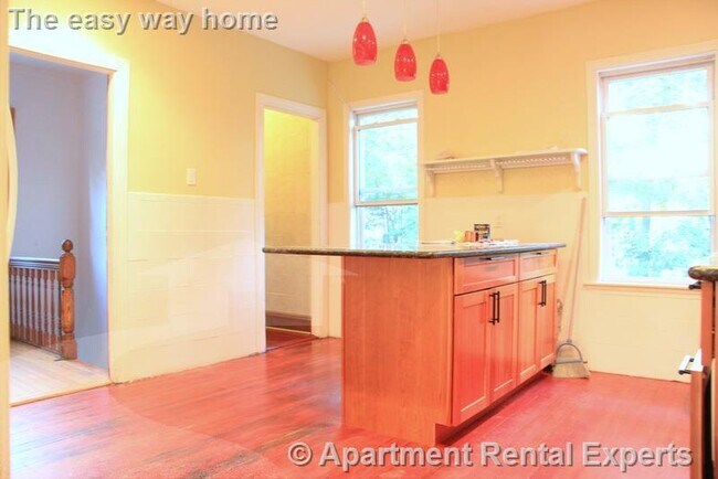 Building Photo - Spring Hill 3 Bedroom, 2 Baths- Parking - ...