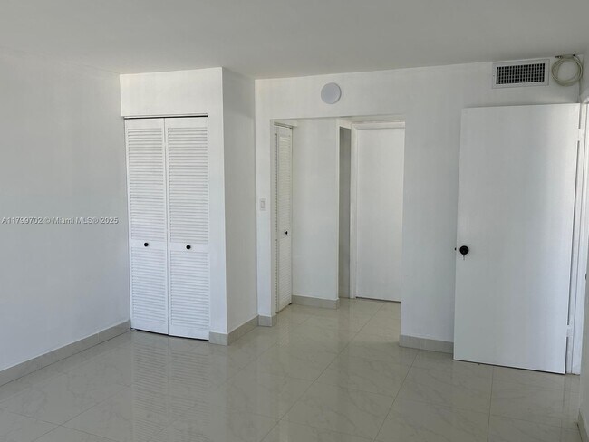 Foto del edificio - 1450 Brickell Bay Dr
