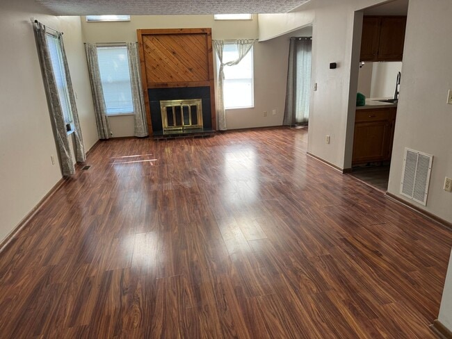 Building Photo - 3 Bedroom, 1.5 Bath Single Family Home - W...