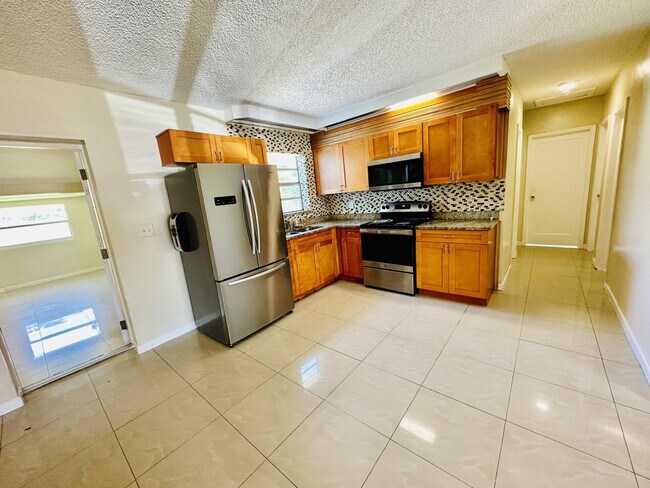 Building Photo - 925 Macy St