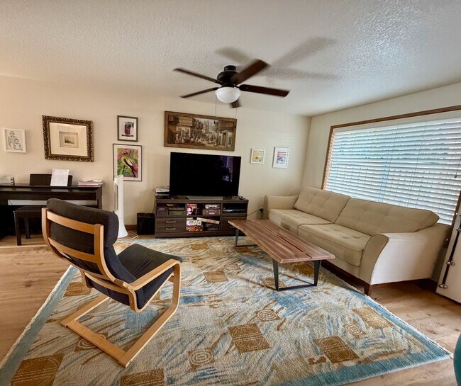 Foto del edificio - Modern 3 BD | 2.5 BA | 1,476 SF | 1-Car Garage | Solar Panels | Mountain View Community