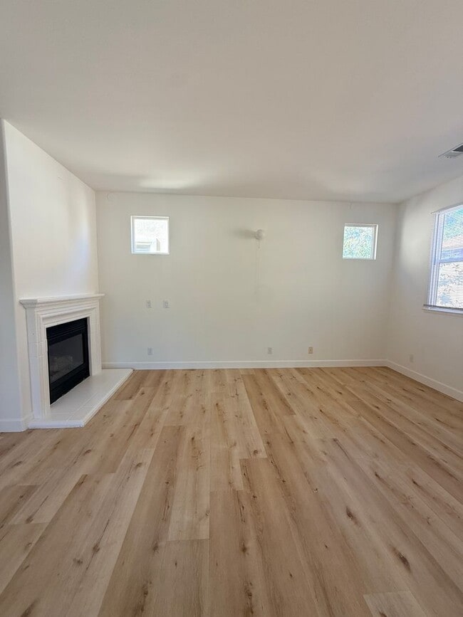 Foto del edificio - Beautiful Tri-Level Home in Prestigious Oa...