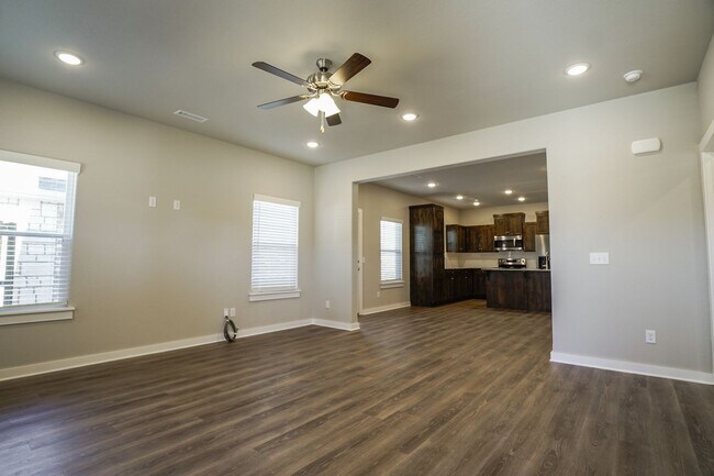 Building Photo - 4 Bedroom 3.5 bath home in Fayetteville!