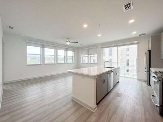 Foto del edificio - 3636 W Dallas St