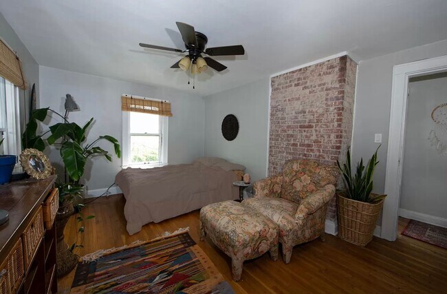 Building Photo - Newly updated 2 Bedroom Home