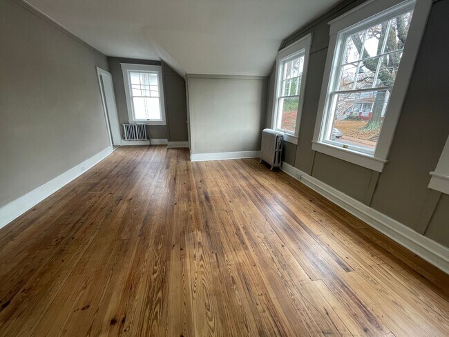 Building Photo - Newly Renovated 2 Bedroom On Tate St- Upst...
