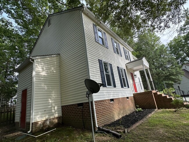 Foto del edificio - For Rent: Charming 4-Bedroom Colonial in C...