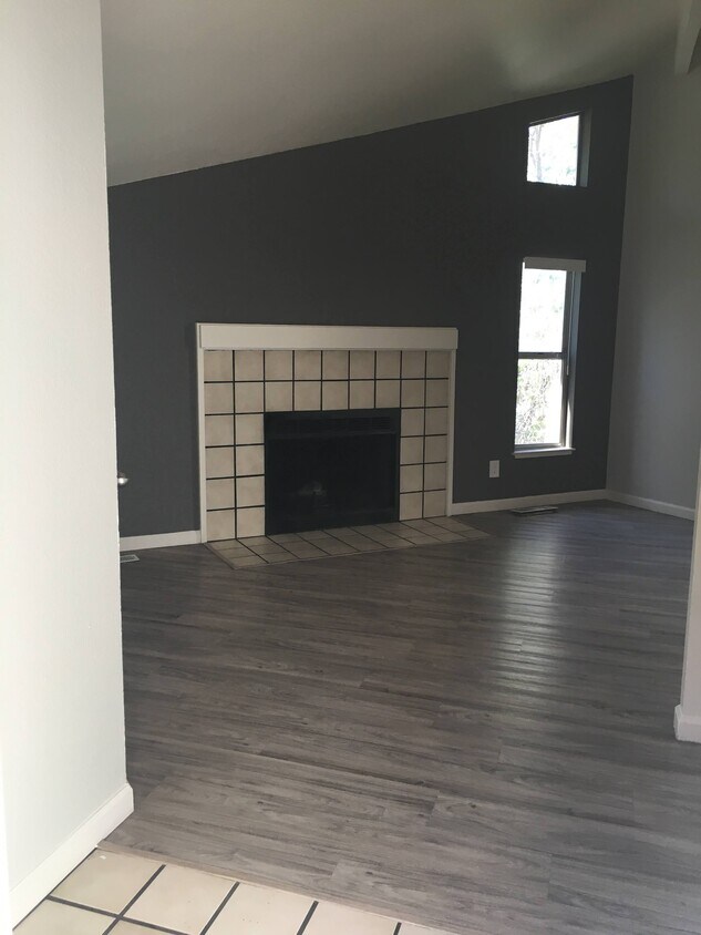 Wood-burning Fireplace - 1415 Coupler Way