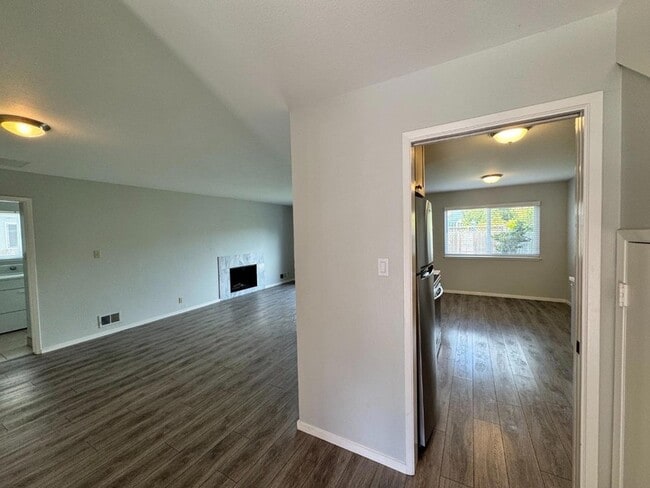 Building Photo - 625 Comet Dr
