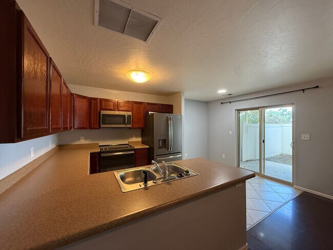 Foto del edificio - 651 1/2 Serenity LN