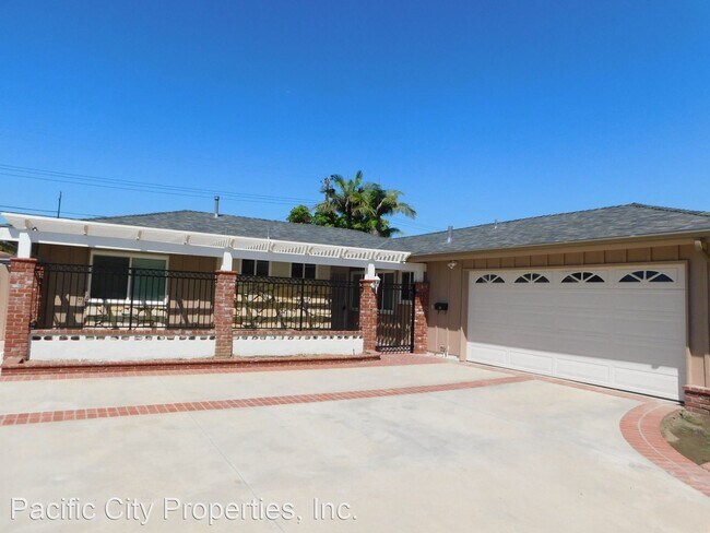 Foto del edificio - 4 br, 2.5 bath House - 17595 Santa Maria St.