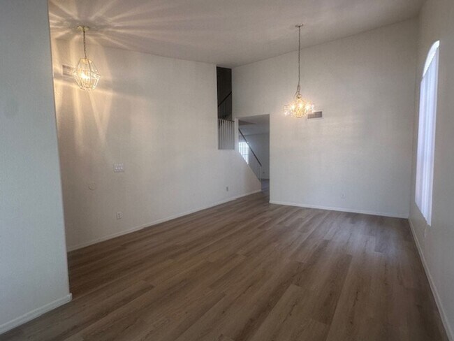 Foto del edificio - LAKEWOOD TWO STORY 4 BEDROOM HOME WITH NEW...