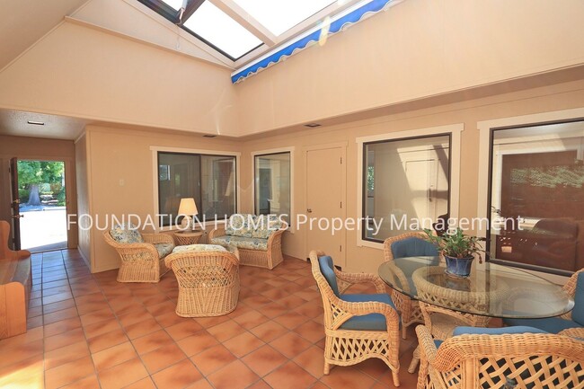 Building Photo - 3 br, 2 bath House - 109 Golden Hinde Blvd