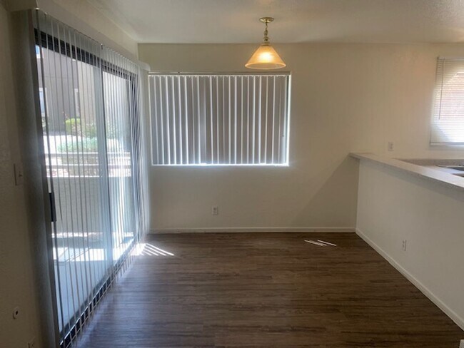 Foto del edificio - GREAT GATED COMMUNITY 2 BEDROOM -2 BATH -LOCATED CENTRALLY!!!