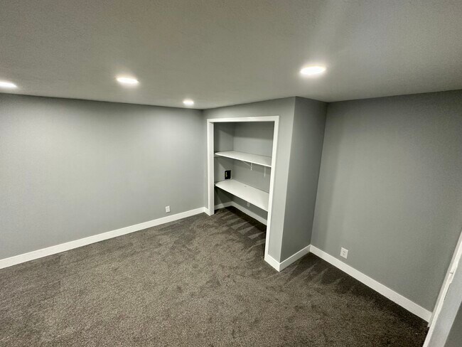 Building Photo - 220 E Lindon Way