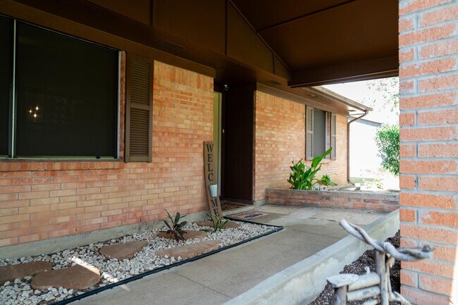 Building Photo - 108 E Del Mar Blvd