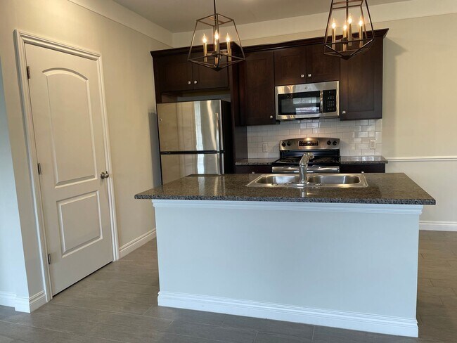 Foto del edificio - Shelby Township, 1st Floor  2-Bedroom, 2- Baths, Private Patio with att. Garage