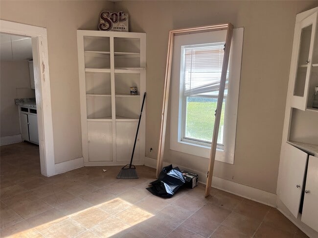 Building Photo - 815 E Railroad Ave