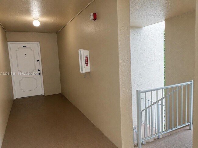 Foto del edificio - 9420 Tangerine Pl