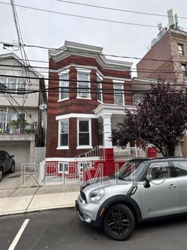 Building Photo - 512 56th St